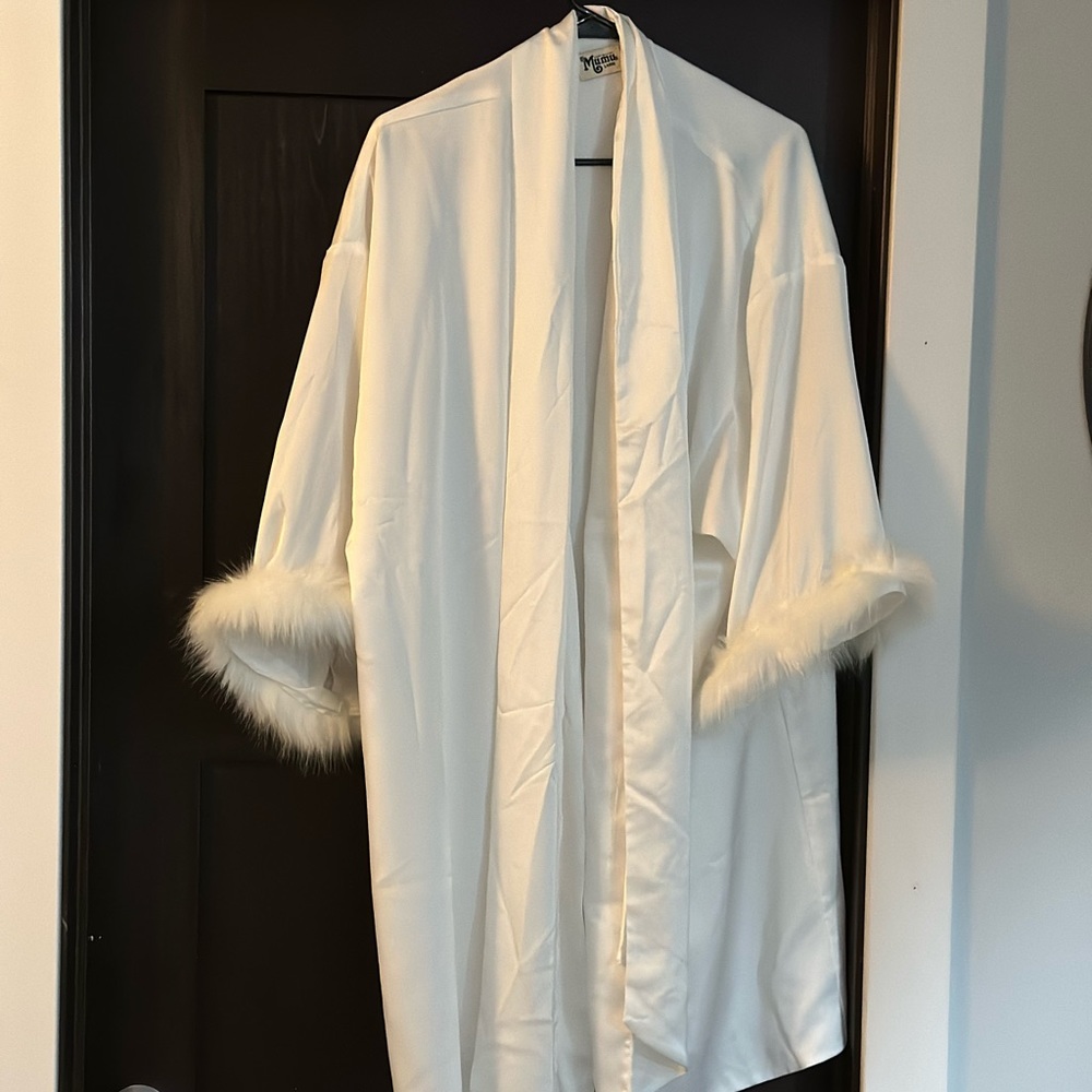 Used for a photoshoot. It’s a beautiful silk robe perfect for your wedding day!